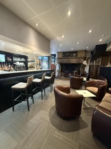 Khu vực lounge/bar tại BRIT HOTEL - RESTAURANT Saint-Brieuc Langueux