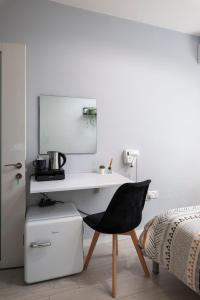 TV a/nebo společenská místnost v ubytování Modern Ensuite Rooms in Shared Apartment Near Balluta Bay Sliema Gzira