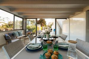 a dining room with a table with food on it at La casa di Connie a 250mt dalla spiaggia in Torre Santa Sabina