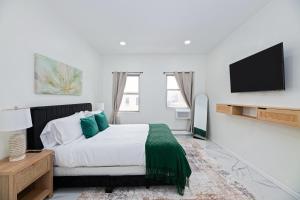 Μια τηλεόραση ή/και κέντρο ψυχαγωγίας στο Sage Stay- Modern 2BR Apartment - Sleeps 6 - 25 Min to NYC