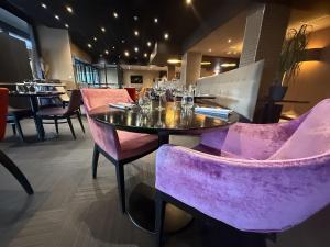 Khu vực ghế ngồi tại BRIT HOTEL - RESTAURANT Saint-Brieuc Langueux