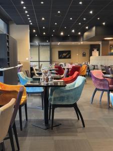 Khu vực ghế ngồi tại BRIT HOTEL - RESTAURANT Saint-Brieuc Langueux
