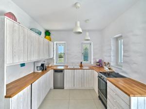 Köök või kööginurk majutusasutuses ARIADNI Lux villa with 180 panoramic sea view