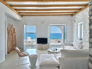 Televiisor ja/või meelelahutuskeskus majutusasutuses ARIADNI Lux villa with 180 panoramic sea view