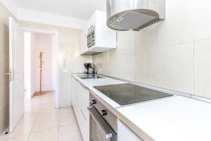 Kuchyň nebo kuchyňský kout v ubytování Seaside Escape, Pool & Terrace in Puertito Güímar