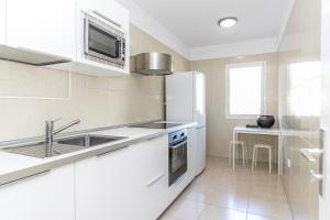 Kuchyň nebo kuchyňský kout v ubytování Seaside Escape, Pool & Terrace in Puertito Güímar + 17 fotografií