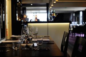 una mesa en un restaurante con copas de vino. en Rooms @ Restaurant 43, en Great Bentley