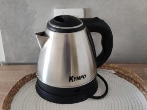 een zwart-witte theepot op een tafel bij Central Charco in Puerto de la Cruz