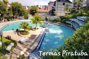Kolam renang di atau dekat dengan Apto 103 apenas 5min a pé das Termas