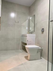 Casa de frente para lagoa com vista deslumbrante e ambiente tranquilo في لاغونا: حمام مع مرحاض ومغسلة +31 صورة