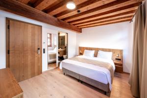 Postelja oz. postelje v sobi nastanitve Hotel Traube Rattenberg