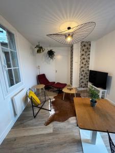 a living room with a couch and a table at Rio, Hyper center, Proche Gare in Reims