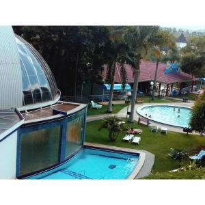 an overhead view of a swimming pool at a resort at Aluguel Piratuba, apto 104 Dambros in Piratuba +29 photos