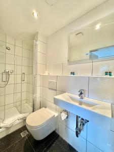 Koupelna v ubytování AR Boutique Hotel Heusenstamm + 60 fotografií