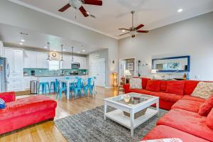 Crystal BeachにあるA Tequila Sunrise by Bolivar Escapesの赤いソファとテーブルのあるリビングルーム