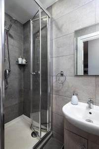 Koupelna v ubytování Modern Ensuite Rooms in Shared Apartment Near Balluta Bay Sliema Gzira