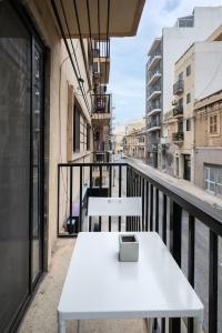 Balkón nebo terasa v ubytování Modern Ensuite Rooms in Shared Apartment Near Balluta Bay Sliema Gzira