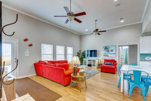 Crystal BeachにあるA Tequila Sunrise by Bolivar Escapesの赤いソファとテーブルのあるリビングルーム