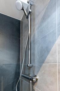 维也纳SUPERIOR DESIGN APARTMENT by JR City Apartments的浴室内带麦克风的淋浴