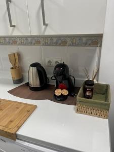 kuchnia z blatem z ekspresem do kawy w obiekcie Ágata Benalmádena w mieście Benalmádena +25 zdjęć