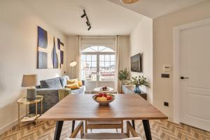 a living room with a table with a bowl of fruit on it at Fuengirola Playa y Centro in Fuengirola