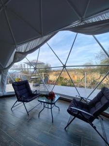 Posezení v ubytování El Gato Glamping con vista a prismas basálticos