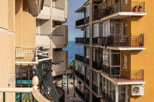 a view of a building with balconies and the ocean at Fuengirola Playa y Centro in Fuengirola
