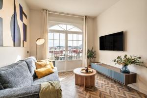 a living room with a couch and a tv at Fuengirola Playa y Centro in Fuengirola