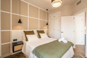 a bedroom with a large bed in a room at Fuengirola Playa y Centro in Fuengirola