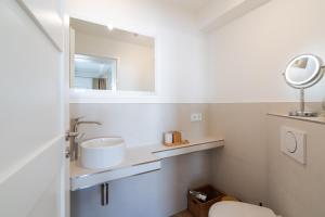 Un baño pequeño con lavabo y espejo. en Villa Lotsenhaus, en Neustadt in Holstein 57 fotos más