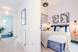 Giường trong phòng chung tại Bridgewater House by Truestays - NEW 3 Bedroom House in Stoke-on-Trent