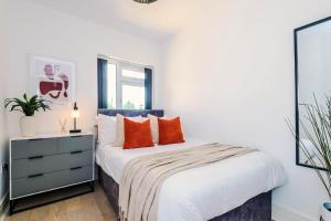 Giường trong phòng chung tại Bridgewater House by Truestays - NEW 3 Bedroom House in Stoke-on-Trent