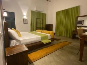 Postel nebo postele na pokoji v ubytování Handiranwila Jay Resort