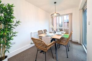a dining room with a table and chairs at Kempthorne House by Truestays - NEW Entire House near Alton Towers in Etruria