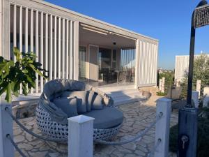 ein Seil um einen Stuhl vor einem Gebäude in der Unterkunft BUQEZ RESORT - Villa 55 in Drage