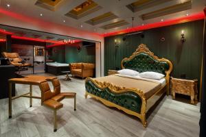 Postel nebo postele na pokoji v ubytování Mask Hotel