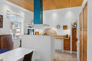 Nhà bếp/bếp nhỏ tại Historic Home In Charming Nysted