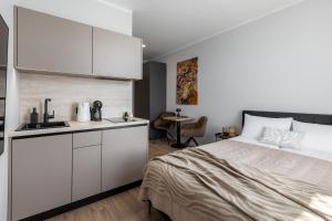 En eller flere senge i et værelse på P6 Old Town Apartments - 6th floor, no elevator