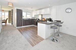 Kuchyň nebo kuchyňský kout v ubytování Regal House by True Stays - 3 Bedroom House in Stoke-on-Trent