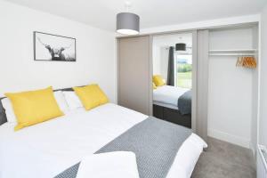 Postel nebo postele na pokoji v ubytování Regal House by True Stays - 3 Bedroom House in Stoke-on-Trent