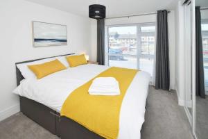 Postel nebo postele na pokoji v ubytování Regal House by True Stays - 3 Bedroom House in Stoke-on-Trent