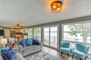 Ruang duduk di 2 Private Decks Lake-View Osage Beach Home