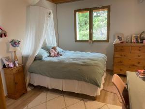 Giường trong phòng chung tại Lovely Gated Family Home, Steps to the Lake +2 ảnh