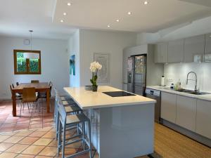 Nhà bếp/bếp nhỏ tại Lovely Gated Family Home, Steps to the Lake