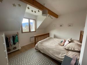 Giường trong phòng chung tại Lovely Gated Family Home, Steps to the Lake