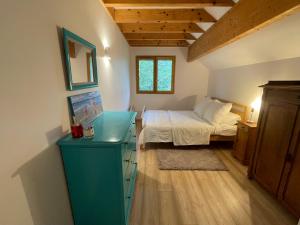 Giường trong phòng chung tại Lovely Gated Family Home, Steps to the Lake