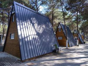 ein kleines Haus mit einer Metallwand an der Seite in der Unterkunft Glamping Policoro Village in Policoro