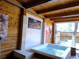 eine große Badewanne in einem Raum mit Fenster in der Unterkunft Glamping Policoro Village in Policoro
