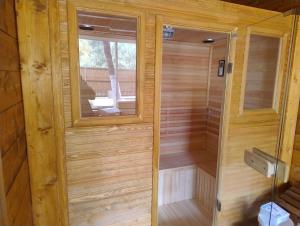eine Holzsauna mit Fenster in der Unterkunft Glamping Policoro Village in Policoro + 28 Fotos