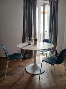 a white table and chairs in a room at Esse & Emme in Palermo +10 photos